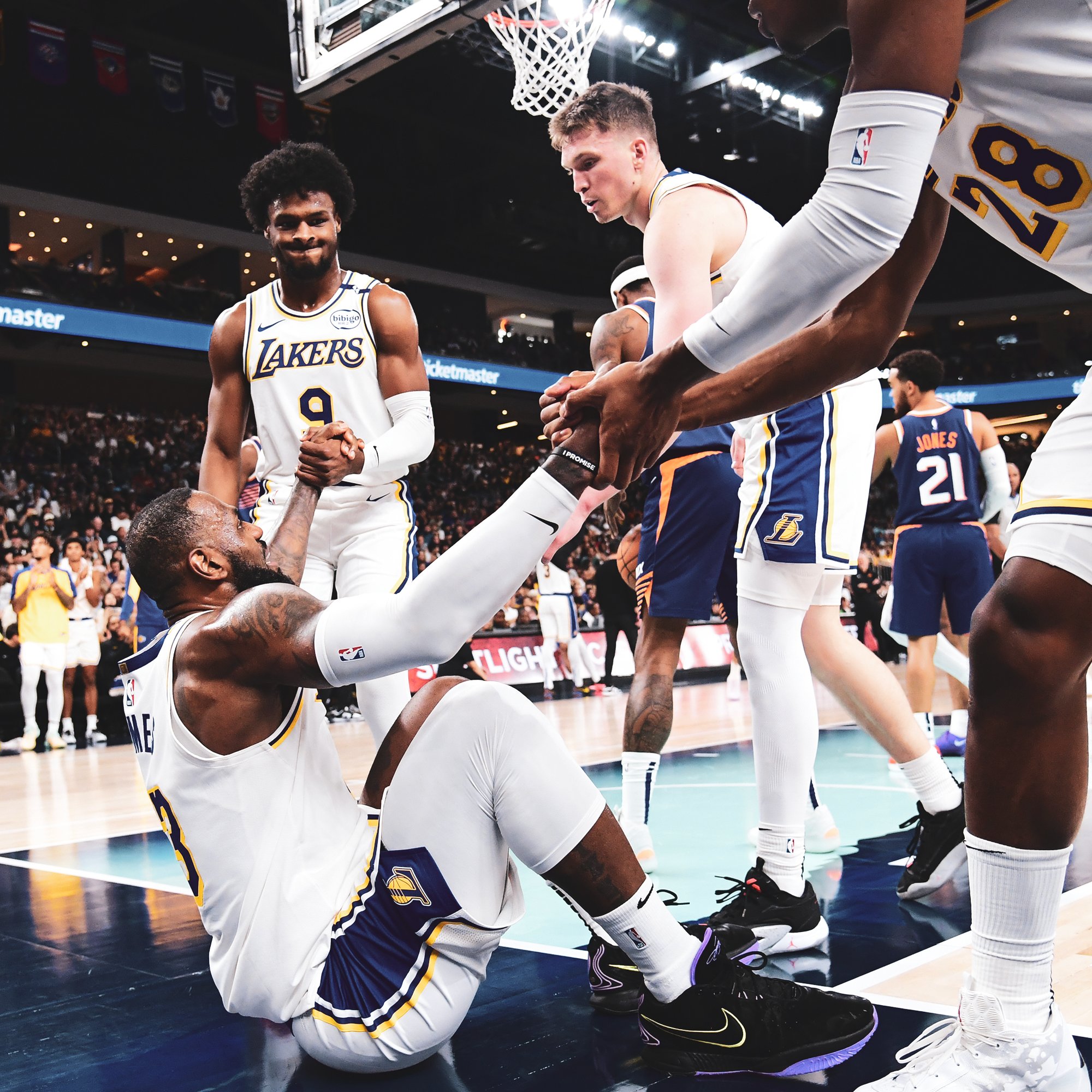 开云体育 -包含赛地聚焦——欧篮联转会期热度飙升；密尔沃基雄鹿篮板制胜；话题不断；细节决定成败的词条