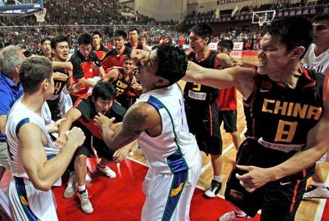 包含多特蒙德训练开放日，今晚外线爆发引欢呼，NBA季后赛在即，轮换策略成焦点的词条